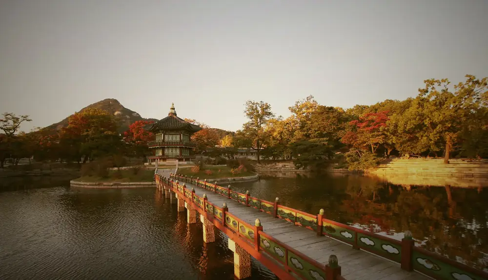 夕方の光に染まる景福宮・香遠亭
